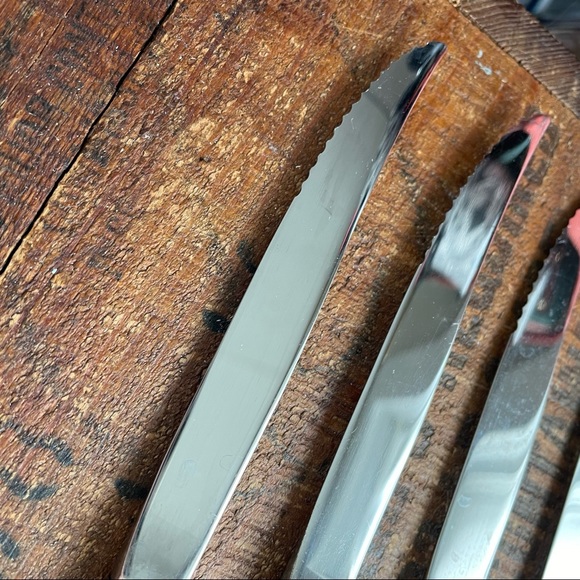 Oneida Distinction Deluxe Kennett Square HH serrated steak Knives set of 4
